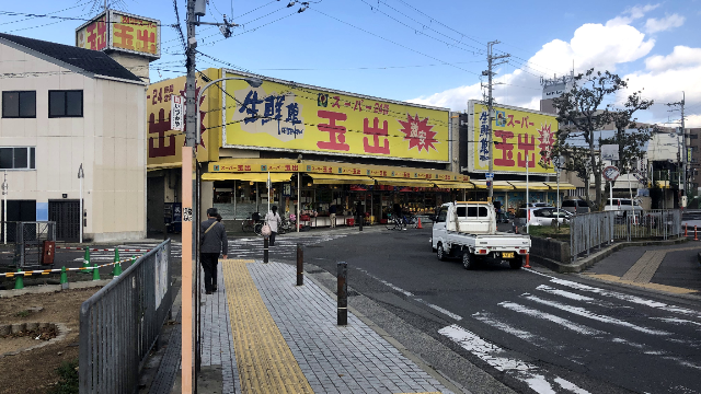 信太山新地の駅前