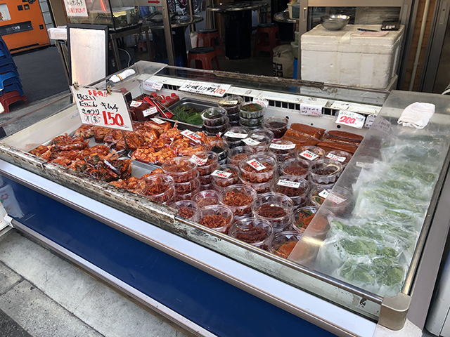 生野コリアンタウンでキムチ